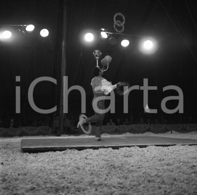 Fotografia d epoca originale 1967 Circo ORFEI il numero dei giocolieri NEGATIVO ORIGINALE 1