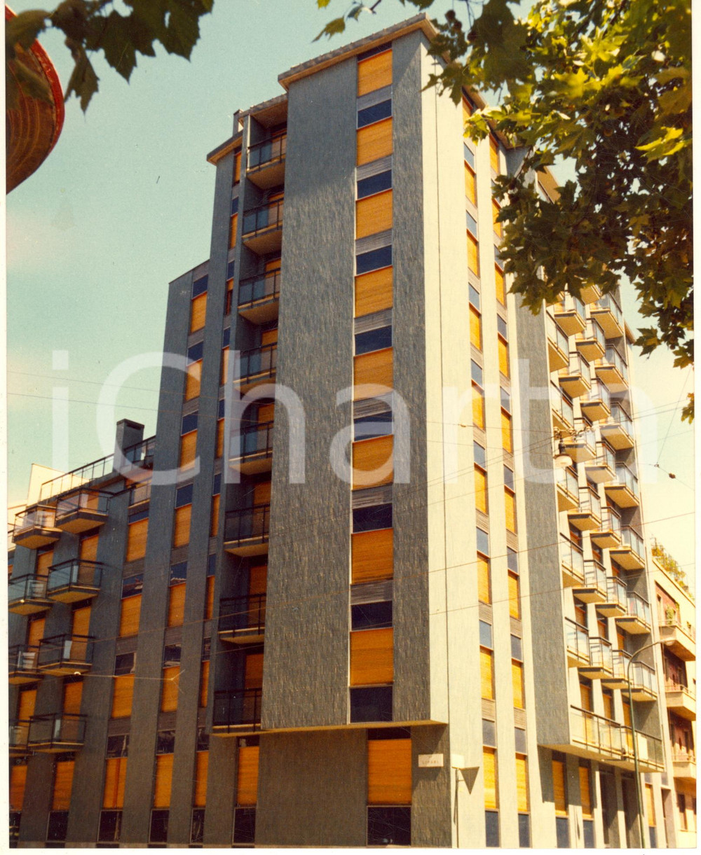 Fotografia d epoca originale 1965 ca ARCHITETTURA MILANO Edificio via Lipari /ang. via Dezza  Foto 20x25 2 1