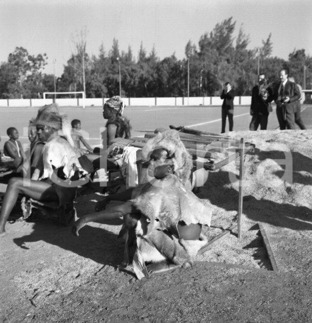 Fotografia d epoca originale 1965 ca MAPUTO MOZAMBICO Strumenti e musici popolo Chopi NEGATIVO ORIGINALE 1