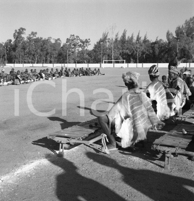 Fotografia d epoca originale 1965 ca MAPUTO MOZAMBICO  Strumenti musici popolo Chopi NEGATIVO ORIGINALE 5 1