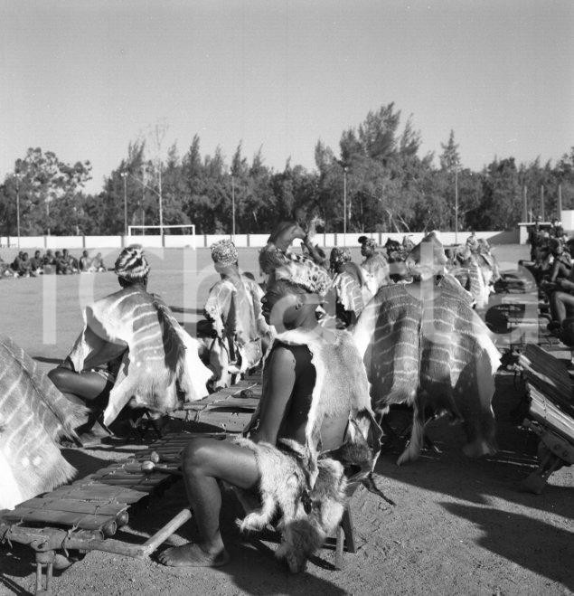 Fotografia d epoca originale 1965 ca MAPUTO MOZAMBICO  Strumenti musici popolo Chopi NEGATIVO ORIGINALE 6 1