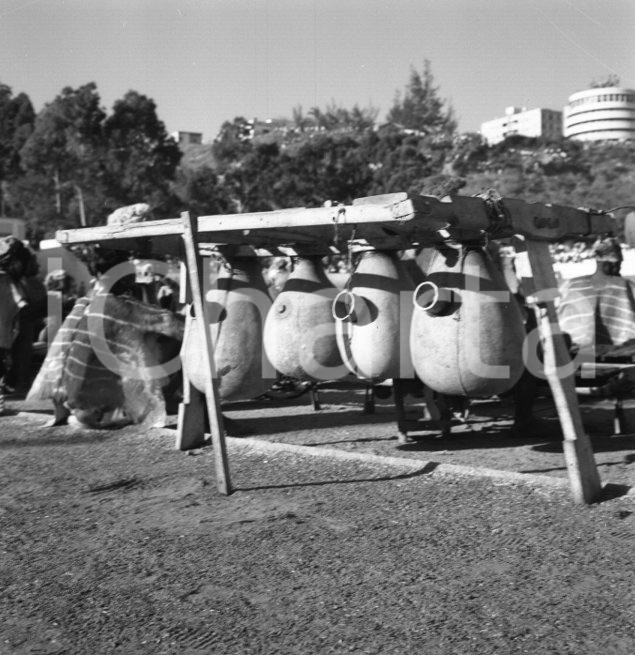 Fotografia d epoca originale 1965 ca MAPUTO MOZAMBICO  Strumenti musici popolo Chopi NEGATIVO ORIGINALE 8 1