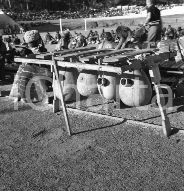 Fotografia d epoca originale 1965 ca MAPUTO MOZAMBICO  Strumenti musici popolo Chopi NEGATIVO ORIGINALE 9 1