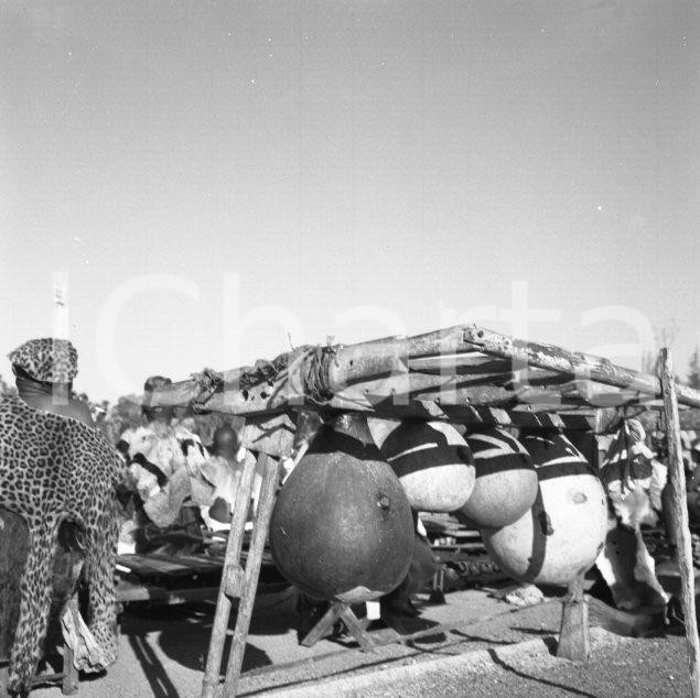 Fotografia d epoca originale 1965 ca MAPUTO MOZAMBICO  Strumenti musici popolo Chopi NEGATIVO ORIGINALE 10 1
