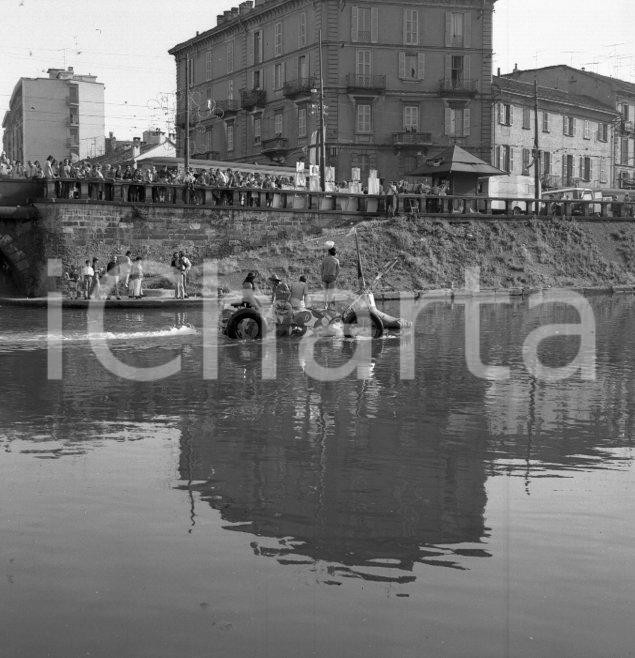 Fotografia d epoca originale 1965 ca MILANO Festa sui Navigli con zattera in acqua NEGATIVO ORIGINALE 1