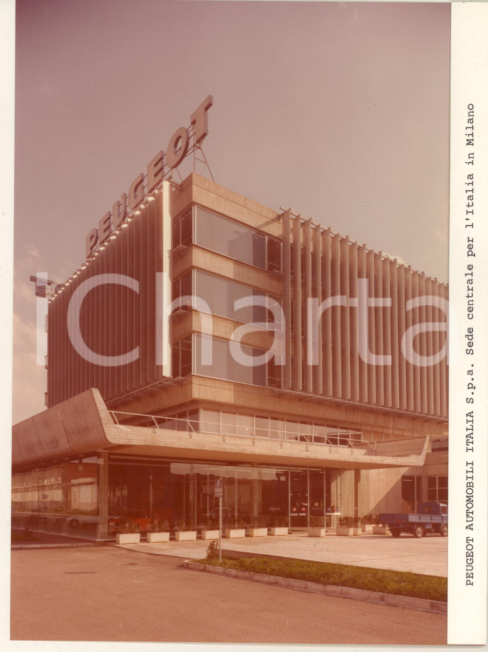 Fotografia d epoca originale 1970 ca MILANO  PEUGEOT Automobili Italia  Sede Centrale Foto 18x24 cm 1