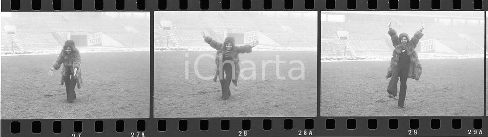Fotografia d epoca originale 35mm LOTTO 2 NEGATIVI  1970ca BULGARIA Lara SAINT PAUL Stadio Nazionale Sofia 6 1