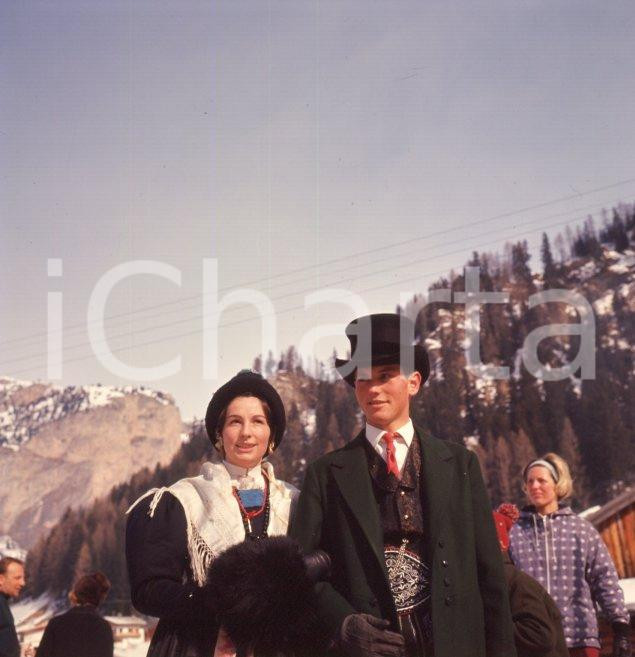 Fotografia d epoca originale 1960 ca SELVA DI VAL GARDENA BZ Costumi tradizionali POSITIVO ORIGINALE 1
