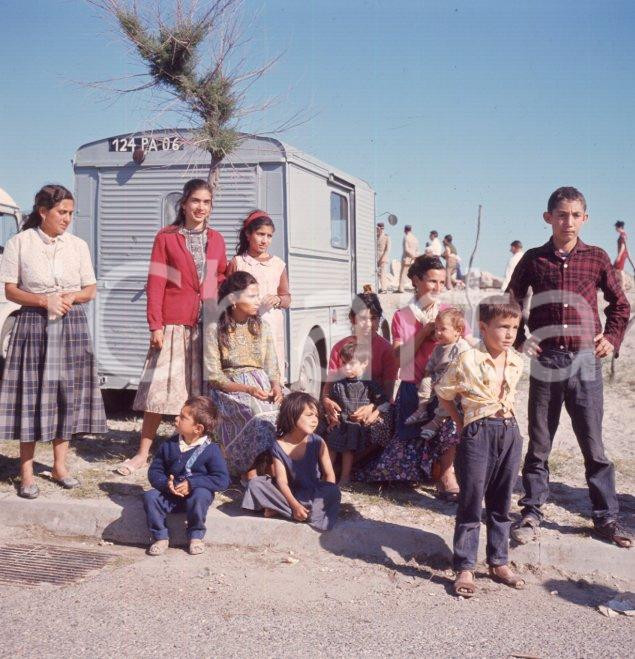 Fotografia d epoca originale 1960 ca SAINTESMARIEDELAMER F Famiglia di gitani POSITIVO ORIGINALE 1