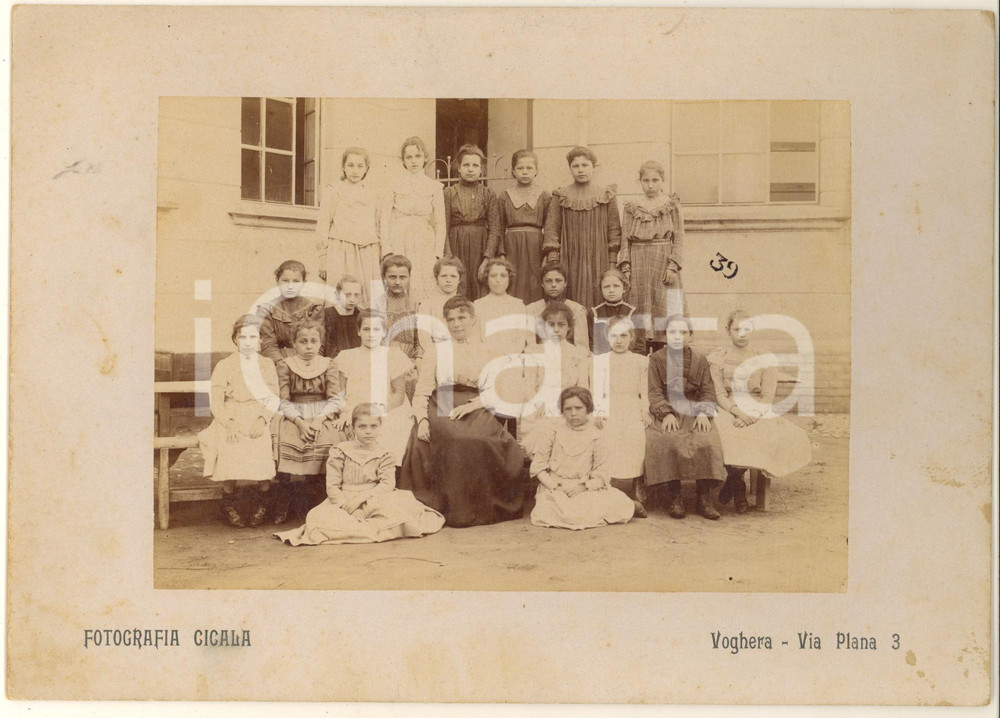 Fotografia d epoca originale 1915 ca VOGHERA Istituto femminile  Classe con maestra  Foto CICALA 1 1