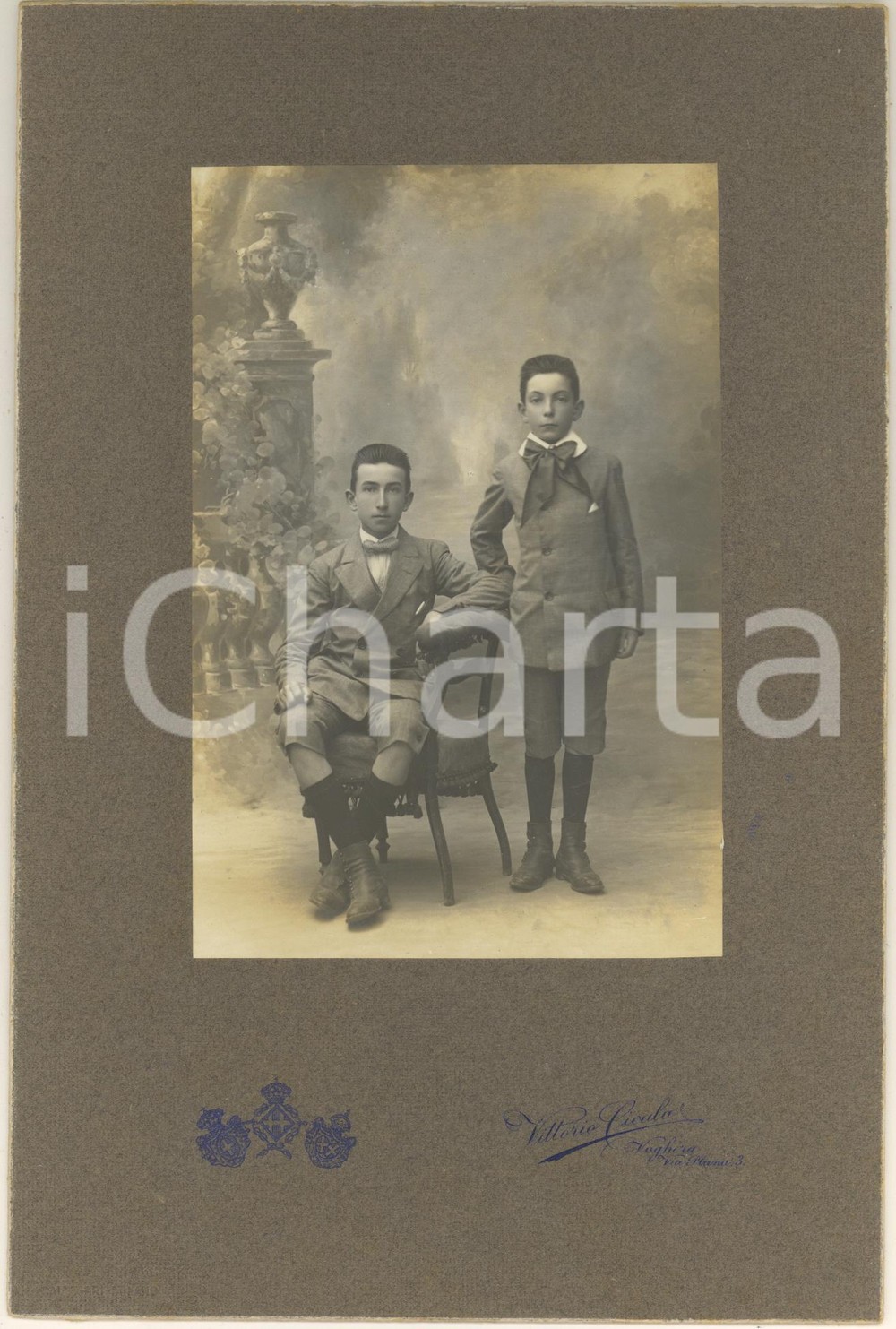 Fotografia d epoca originale 1915 ca VOGHERA Due fratelli in divisa scolastica  Foto Vittorio CICALA 1