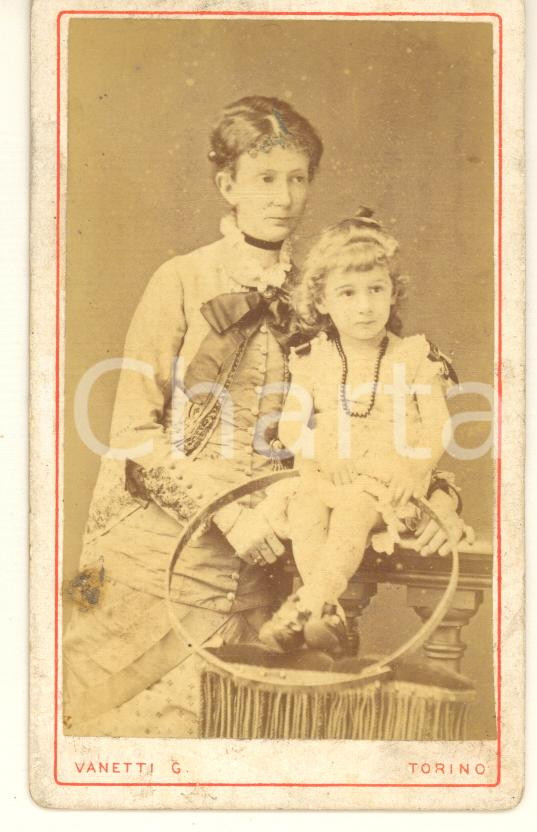 Fotografia d epoca originale 1880 ca TORINO Ritratto di madre e bambina con un cerchio Foto VANETTI CDV 1
