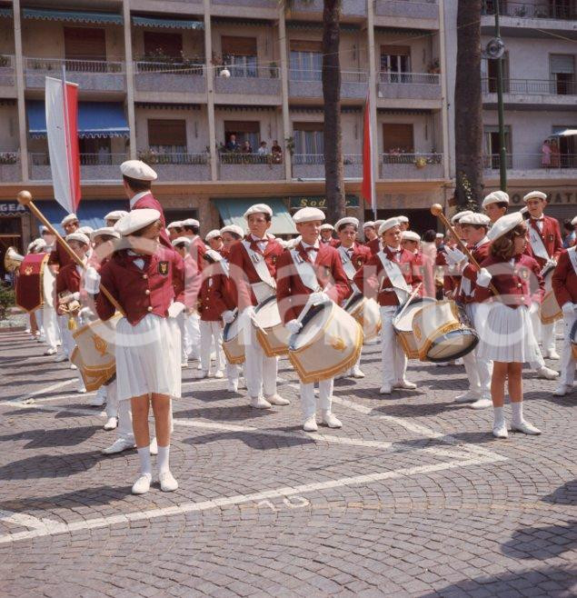 Fotografia d epoca originale 1960ca VENTIMIGLIA Piazza della Libertà Battaglia dei Fiori POSITIVO ORIGINALE 6 1