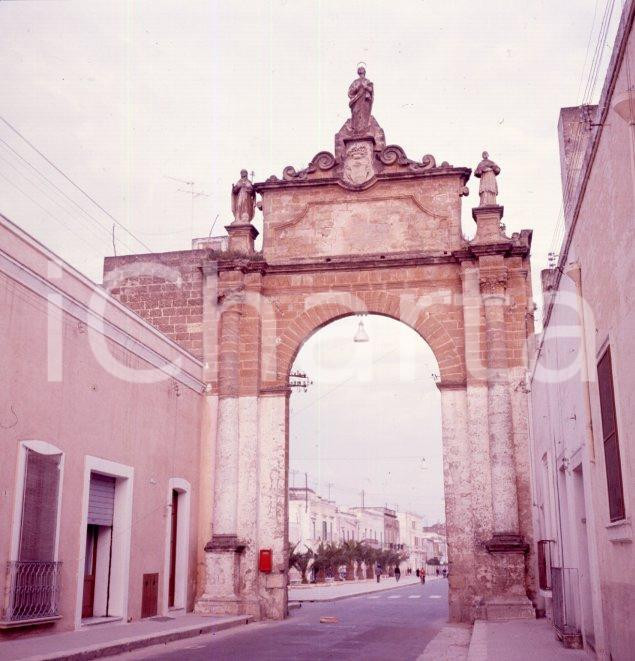 Fotografia d epoca originale 1960ca MANDURIA TA Porta d ingresso alla città da Taranto POSITIVO ORIGINALE 1