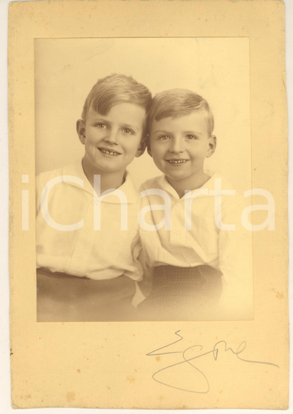 Fotografia d epoca originale 1940 ca MILANO Ritratto di due fratelli bambini Foto Egone SPITZER firmata 1