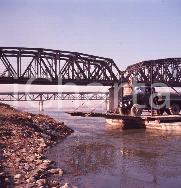 Fotografia d epoca originale 1965ca PIACENZA Traghetto ponti stradale e ferroviario sul PO POSITIVO ORIGINALE 1