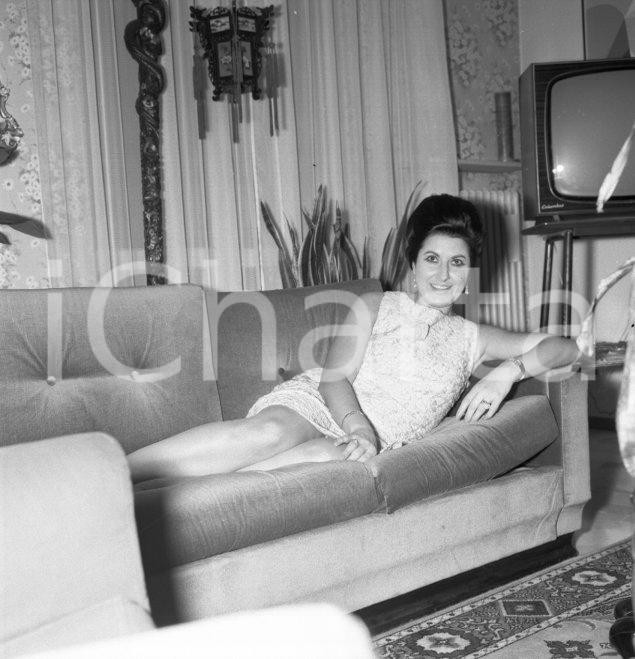 Fotografia d epoca originale 1968 MILANO Curzia FERRARI Ritratto della scrittrice NEGATIVO ORIGINALE 1 1