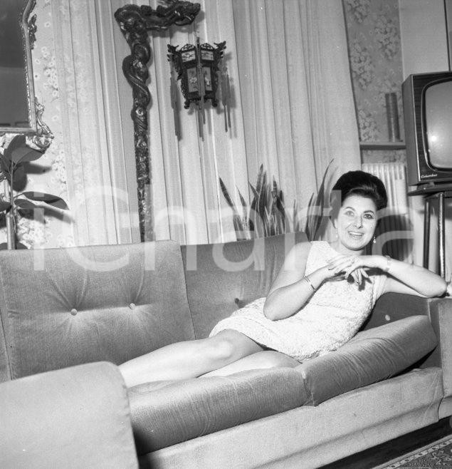 Fotografia d epoca originale 1968 MILANO Curzia FERRARI Ritratto della scrittrice NEGATIVO ORIGINALE 2 1