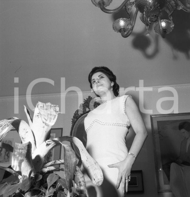 Fotografia d epoca originale 1968 MILANO Curzia FERRARI Ritratto della scrittrice NEGATIVO ORIGINALE 7 1