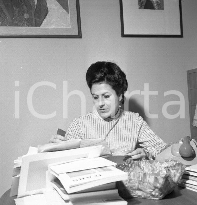 Fotografia d epoca originale 1968 MILANO Curzia FERRARI Ritratto della scrittrice NEGATIVO ORIGINALE 9 1