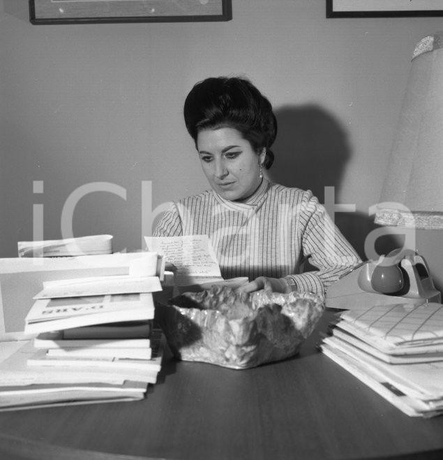 Fotografia d epoca originale 1968 MILANO Curzia FERRARI Ritratto della scrittrice NEGATIVO ORIGINALE 10 1