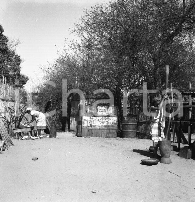 Fotografia d epoca originale 1965ca MAPUTO MOZAMBICO Ingresso ad un villaggio suburbano NEGATIVO ORIGINALE 1