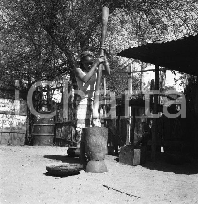 Fotografia d epoca originale 1965ca MAPUTO MOZAMBICO Pestello per cereali in villaggio NEGATIVO ORIGINALE 1