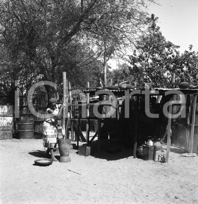 Fotografia d epoca originale 1965ca MAPUTO MOZAMBICO Pestello per cereali in villaggio NEGATIVO ORIGINALE 2 1