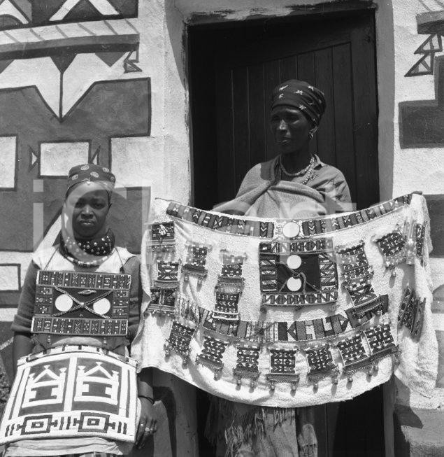 Fotografia d epoca originale 1965ca PRETORIA SUDAFRICA L arte deI popolo Ndebele NEGATIVO ORIGINALE 1