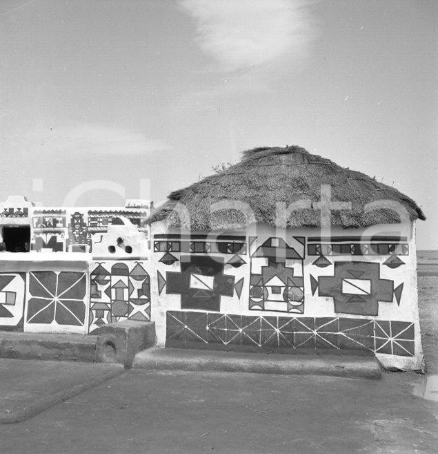 Fotografia d epoca originale 1965ca PRETORIA SUDAFRICA Villaggio Ndebele NEGATIVO ORIGINALE 1 1