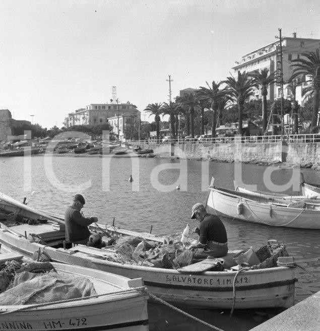 Fotografia d epoca originale 1965ca SANREMO PORTO VECCHIO Pescatori riparano le reti NEGATIVO ORIGINALE 1