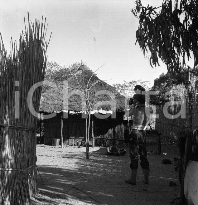 Fotografia d epoca originale 1965ca MAPUTO MOZAMBICO Operatore cinematografico in villaggio NEGATIVO ORIGIN. 1