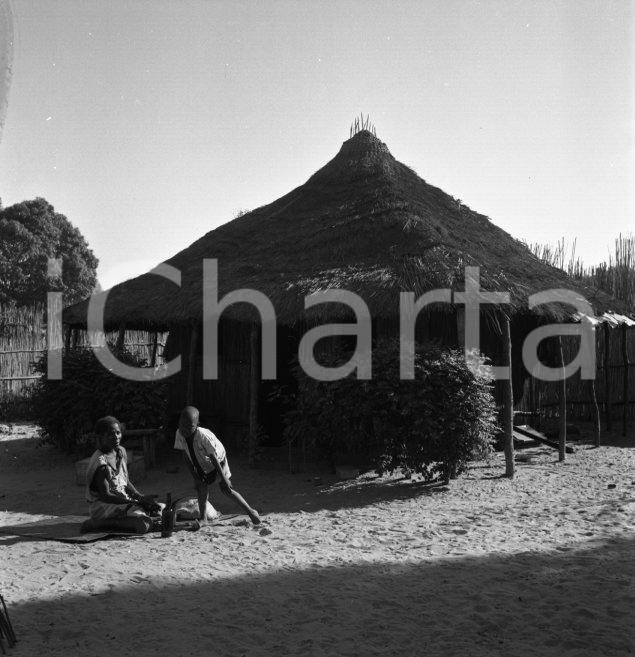 Fotografia d epoca originale 1965ca MAPUTO MOZAMBICO Madre e bambino in un villaggio NEGATIVO ORIGINALE 1 1