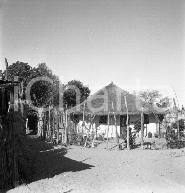 Fotografia d epoca originale 1965ca MAPUTO MOZAMBICO Scorcio di un villaggio indigeno NEGATIVO ORIGINALE 2 1