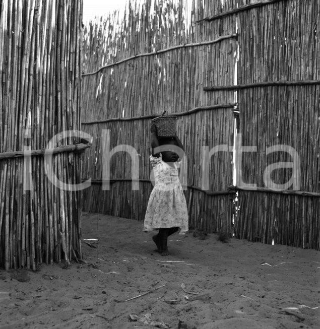 Fotografia d epoca originale 1965ca MAPUTO MOZAMBICO Bambina indigena con cesto sul capo NEGATIVO ORIGINALE 1
