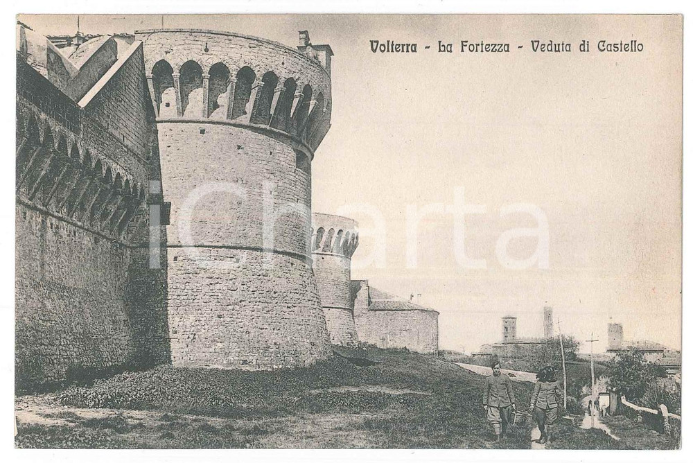 Cartolina originale da collezione 1930 ca VOLTERRA Bersaglieri davanti alla Fortezza Medicea  Cartolina FP NV 1