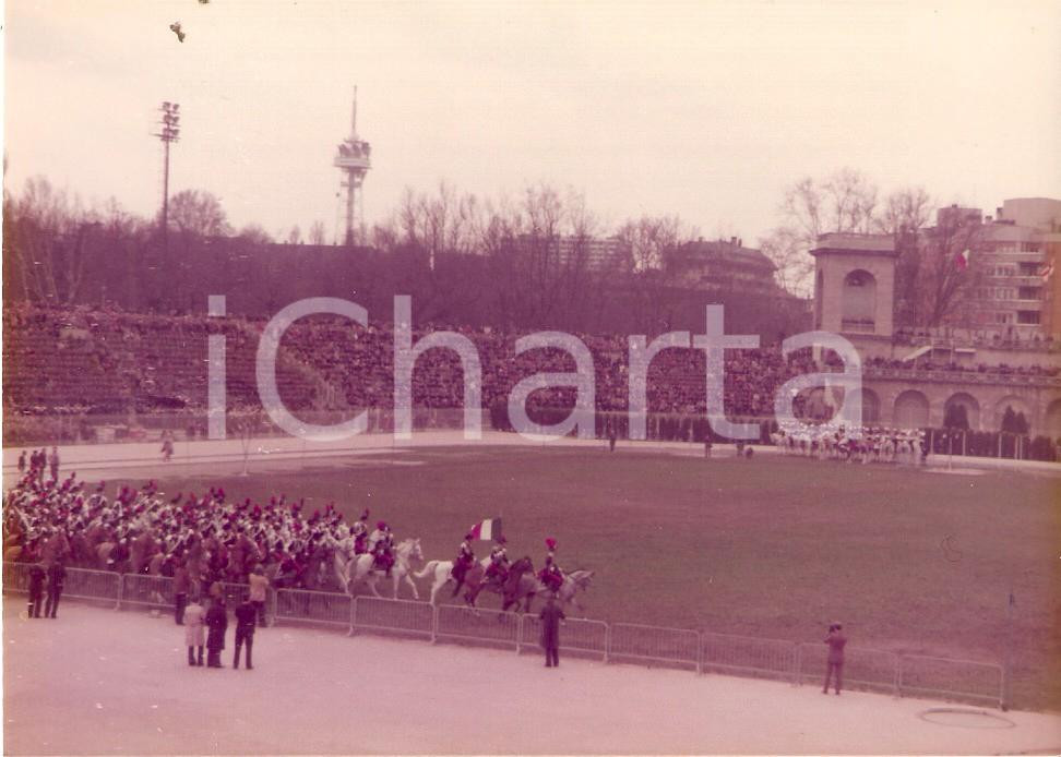 Fotografia d epoca originale 1975 ARENA DI MILANO Sfilata equestre dei CARABINIERI a cavallo Foto 12x9 1