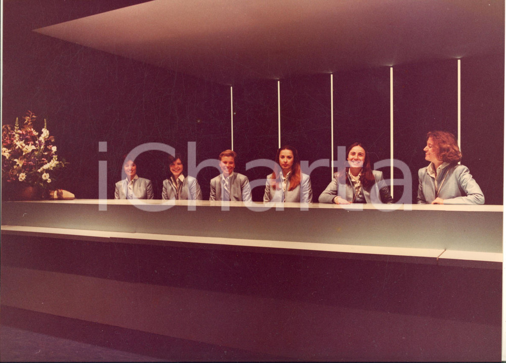 Fotografia d epoca originale 1980 FIERA DI MILANO Padiglione MONTEDISON  Hostess Foto 30x22 cm 2 1