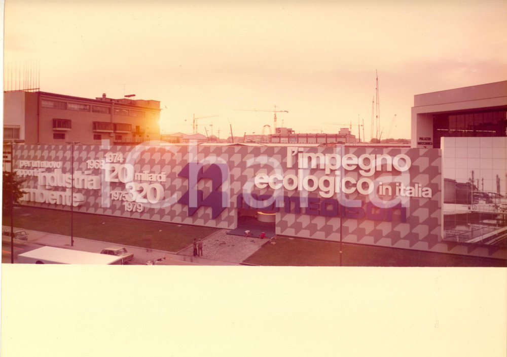 Fotografia d epoca originale 1975 FIERA DI MILANO Padiglione MONTEDISON  Esterno Foto 30x22 cm 2 1