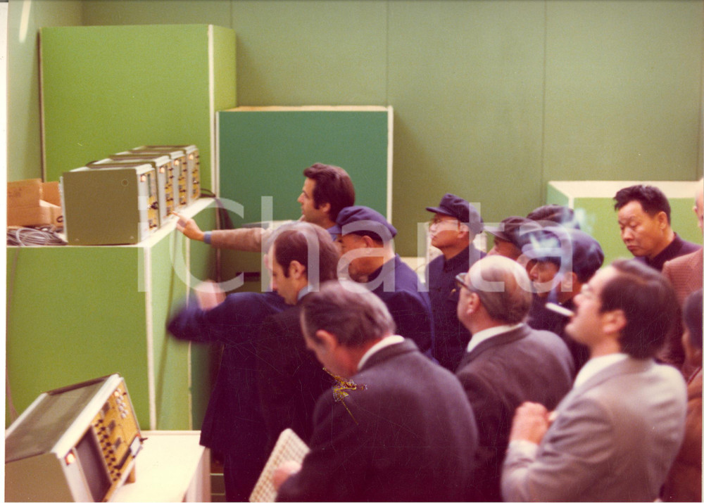 Fotografia d epoca originale 1975 CHINA TIENTSIN Mostra MONTEDISON elettronica  Interni Foto 31x22 cm 3 1