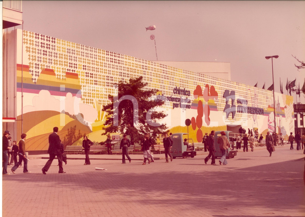 Fotografia d epoca originale 1977 FIERA DI MILANO Padiglione MONTEDISON  Esterno Foto 30x22 cm 3 1