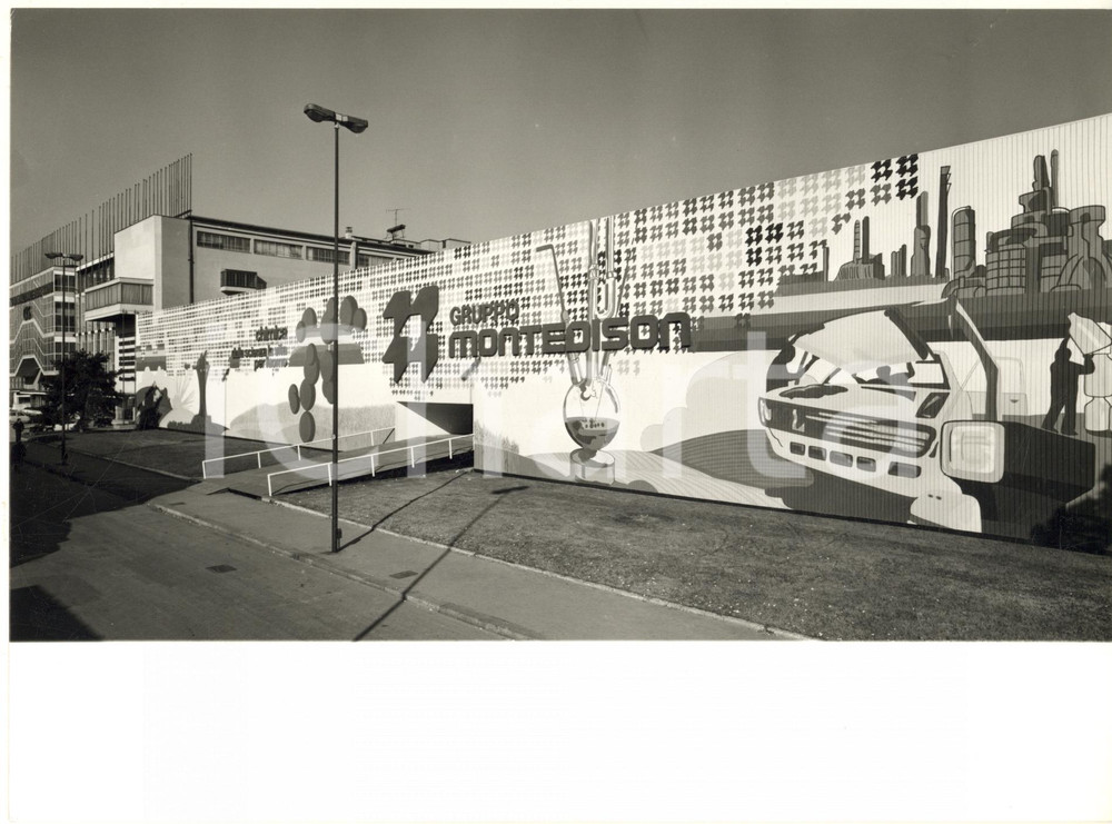 Fotografia d epoca originale 1977 FIERA DI MILANO Padiglione MONTEDISON  Esterno Foto 24x18 cm 1