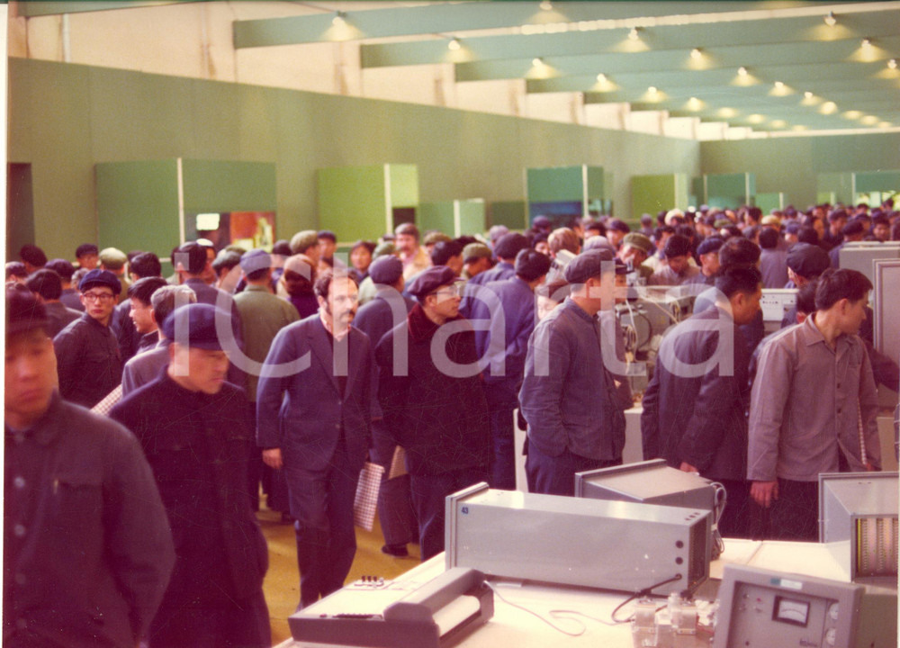 Fotografia d epoca originale 1975 CHINA TIENTSIN Mostra MONTEDISON elettronica  Interni Foto 31x22 cm 2 1