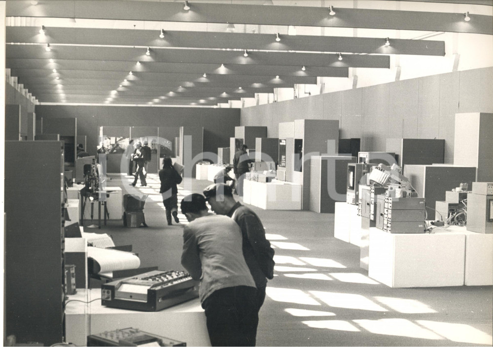 Fotografia d epoca originale 1975 CHINA TIENTSIN Mostra MONTEDISON elettronica  Interni Foto 31x22 cm 1 1