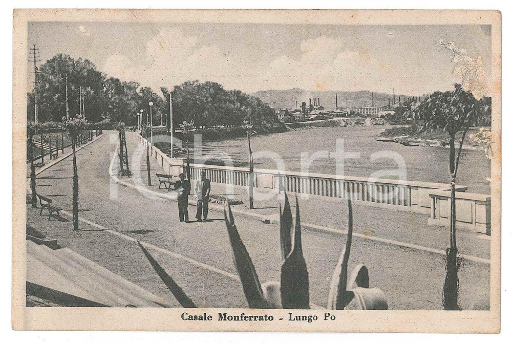 Cartolina originale da collezione 1946 CASALE MONFERRATO AL Uomini a passeggio sul Lungo Po  Cartolina FP VG 1