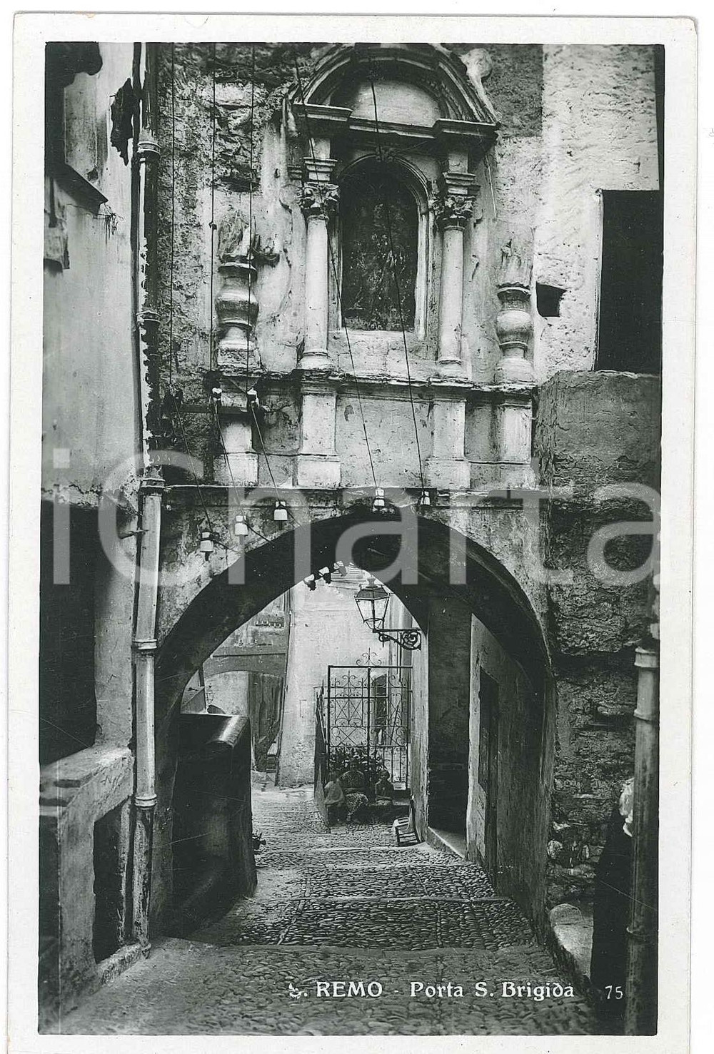 Cartolina originale da collezione 1930 ca SANREMO Porta Santa Brigida  Scorcio con madre e bambini  Cartolina FP 1