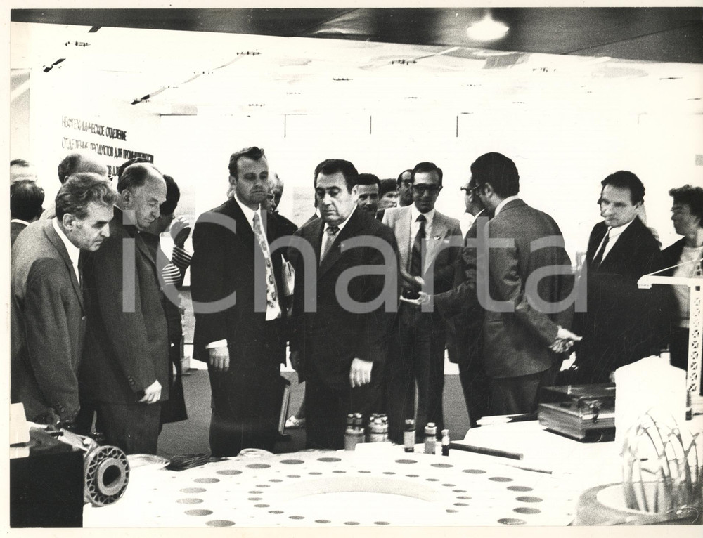 Fotografia d epoca originale 1974 MOSCA URSS Ministro Leonid KOSTANDOV visita KHIMIA Mostra Chimica Foto 1