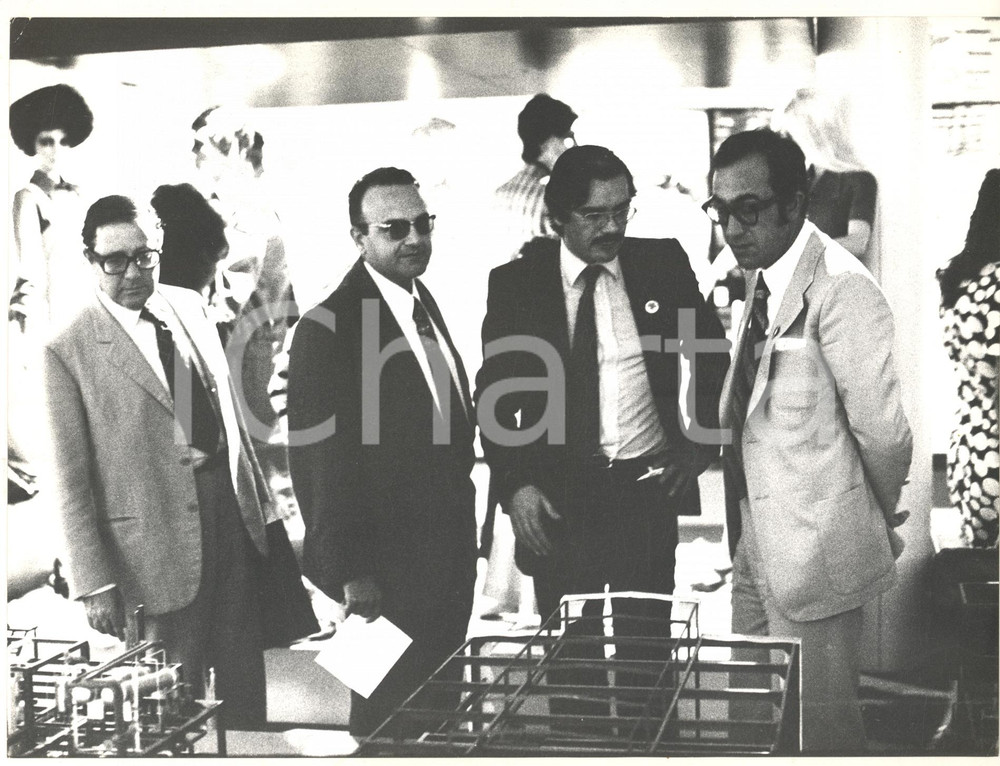 Fotografia d epoca originale 1974 MOSCA URSS Ministro Nikolai KOMAROV visita KHIMIA Mostra Chimica Foto 1