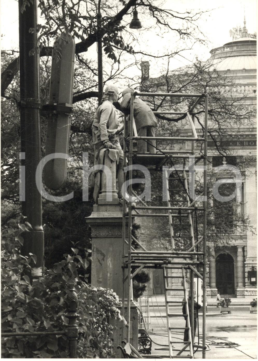 Fotografia d epoca originale 1980 ca WIEN RATHAUSPLATZ Monumento a Josef von Sonnenfels  Pulitura Foto 2 1
