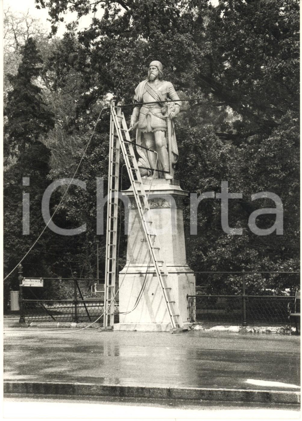 Fotografia d epoca originale 1970 ca WIEN RATHAUSPLATZ Monumento a Niklas Graf Salm  Pulitura Foto 1